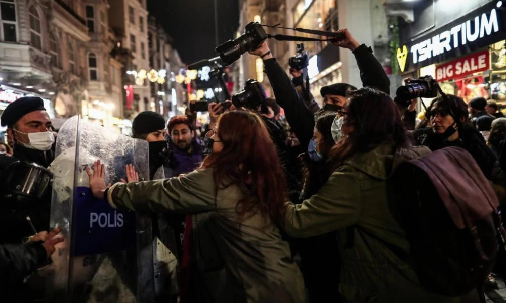 Αυτοκτονία Ενές Καρά: Μεγάλη διαδήλωση στην πλατεία Ταξίμ, συγκρούσεις και συλλήψεις